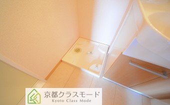 洗濯機置場　※室内写真は同建物内の103号室のものです。