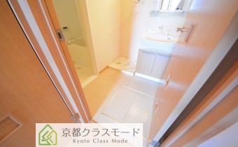 脱衣スペース　※室内写真は同建物内の103号室のものです。