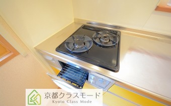 2口ガスコンロ（グリル付き）　※室内写真は同建物内の103号室のものです。