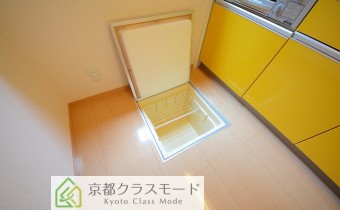 床下収納庫　※室内写真は同建物内の103号室のものです。