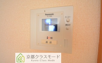ＴＶドアホン　※室内写真は同建物内の103号室のものです。