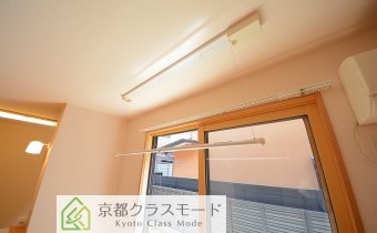 室内干し用バー　※室内写真は同建物内の103号室のものです。