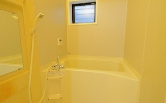 バスルーム　換気窓があるのがポイントです♪