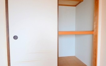 押入