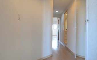 玄関　※室内写真は同マンション内の401号室のものです。