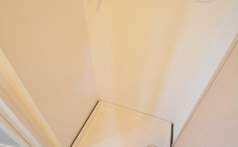 洗濯機置場　※室内写真は同マンション内の401号室のものです。