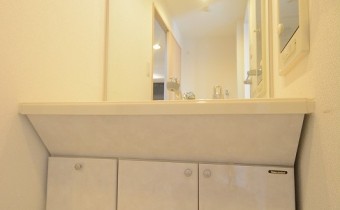 独立洗面台　※室内写真は同マンション内の401号室のものです。