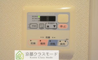 浴室乾燥機のコントローラー　※室内写真は同マンション内の401号室のものです。