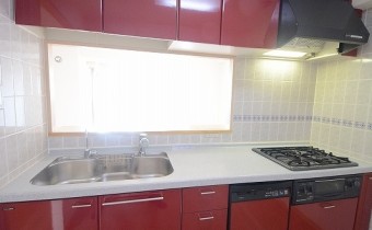 システムキッチン　※室内写真は同マンション内の401号室のものです。