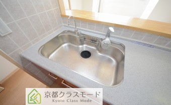 シャワー水柱＆浄水器　※室内写真は同マンション内の401号室のものです。