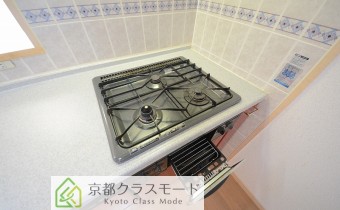 3口ガスコンロ（グリル付き）※室内写真は同マンション内の401号室のものです。