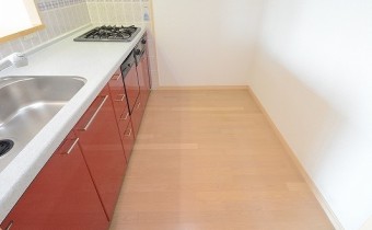 キッチンスペース　※室内写真は同マンション内の401号室のものです。