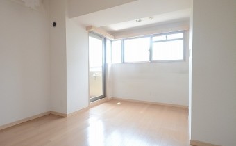 リビング　※室内写真は同マンション内の401号室のものです。