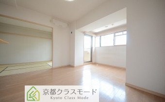 リビング　※室内写真は同マンション内の401号室のものです。