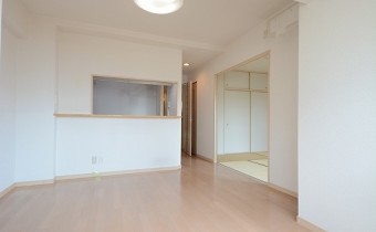 リビング　※室内写真は同マンション内の401号室のものです。