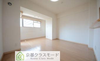 リビング　※室内写真は同マンション内の401号室のものです。