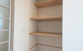 リビングの収納　※室内写真は同マンション内の401号室のものです。