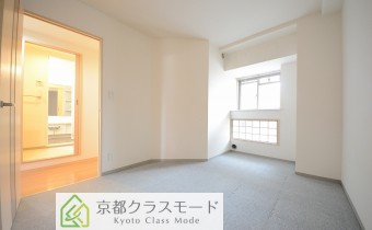 ※室内写真は同マンション内の401号室のものです。