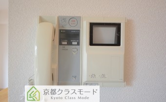 ＴＶモニター付オートロック　※室内写真は同マンション内の401号室のものです。