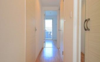 ※室内写真は同マンション内の別タイプのお部屋となります。