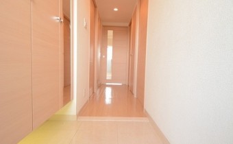 ※室内写真は同マンション内の301号室の写真です。