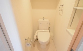 ※室内写真は同マンション内の301号室の写真です。