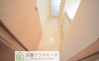 ※室内写真は同マンション内の301号室の写真です。