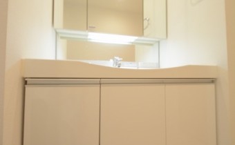 ※室内写真は同マンション内の301号室の写真です。