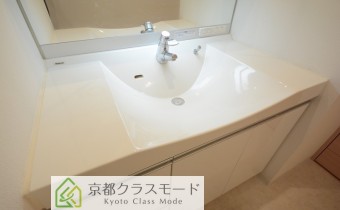 ※室内写真は同マンション内の301号室の写真です。