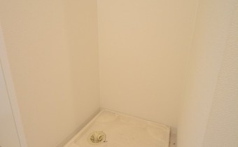 ※室内写真は同マンション内の301号室の写真です。
