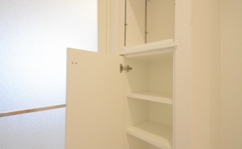 ※室内写真は同マンション内の301号室の写真です。
