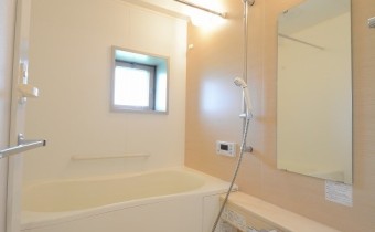 ※室内写真は同マンション内の301号室の写真です。