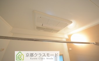 ※室内写真は同マンション内の301号室の写真です。