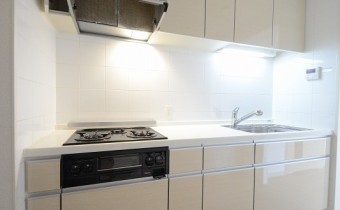 ※室内写真は同マンション内の301号室の写真です。
