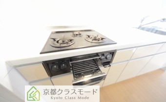 ※室内写真は同マンション内の301号室の写真です。