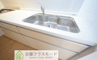 ※室内写真は同マンション内の301号室の写真です。