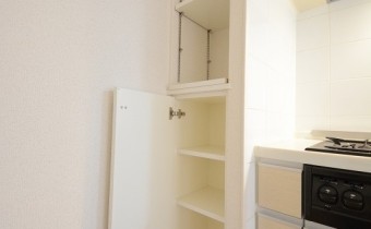 ※室内写真は同マンション内の301号室の写真です。