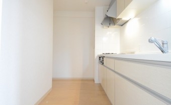 ※室内写真は同マンション内の301号室の写真です。