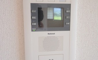 ※室内写真は同マンション内の301号室の写真です。