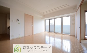※室内写真は同マンション内の301号室の写真です。