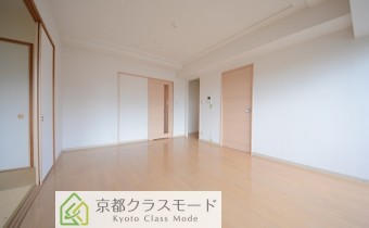 ※室内写真は同マンション内の301号室の写真です。