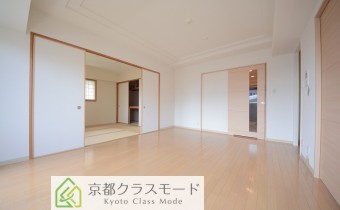 ※室内写真は同マンション内の301号室の写真です。