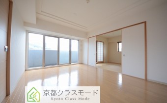 ※室内写真は同マンション内の301号室の写真です。