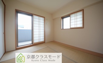 ※室内写真は同マンション内の301号室の写真です。
