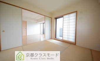 ※室内写真は同マンション内の301号室の写真です。
