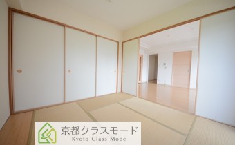 ※室内写真は同マンション内の301号室の写真です。