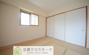 ※室内写真は同マンション内の301号室の写真です。
