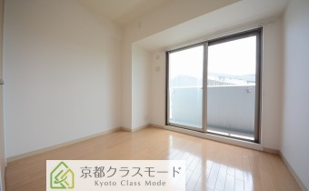 ※室内写真は同マンション内の301号室の写真です。