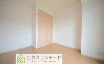 ※室内写真は同マンション内の301号室の写真です。