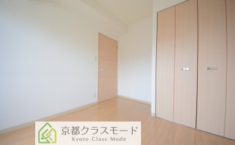 ※室内写真は同マンション内の301号室の写真です。